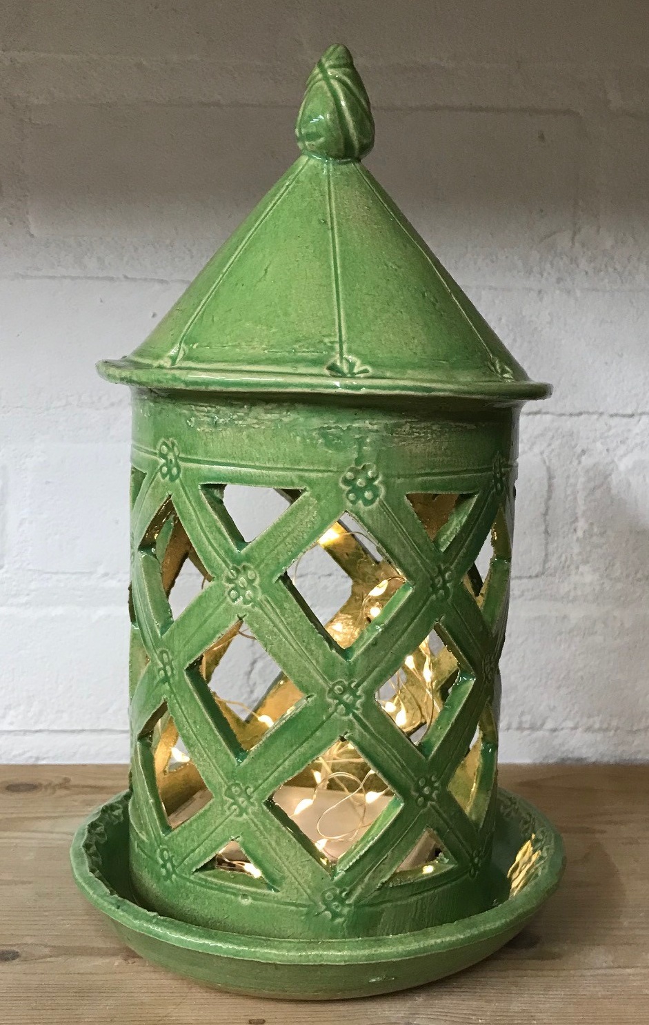 Groene keramische tuinkandelaar met vlechtmotief en lichtjes